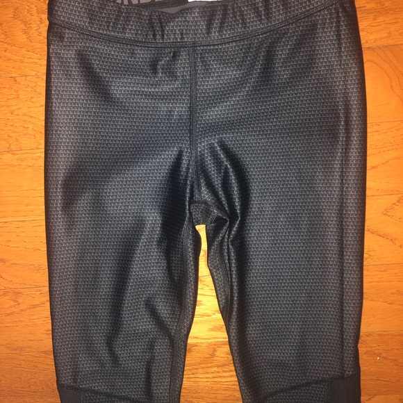 Under Armour compression capris. Size small - Picture 2 of 6